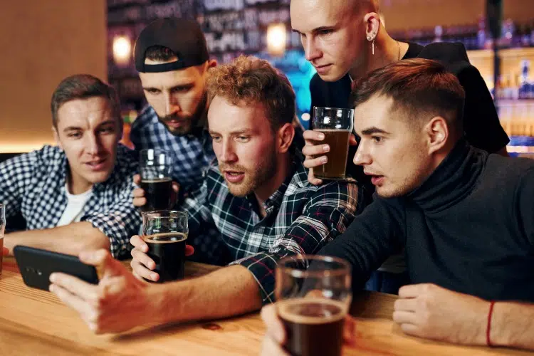 Friends Who Gamble Together, Stay Together ─ 4 Casino Games to Play with Friends Friends Who Gamble Together, Stay Together ─ 4 Casino Games to Play with Friends