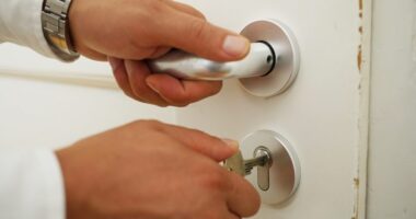 Guide to Spotting AI-Generated Crypto News: Techniques and Tools How to Fix a Door Lock That Wont Unlock – Step-by-Step Solutions
